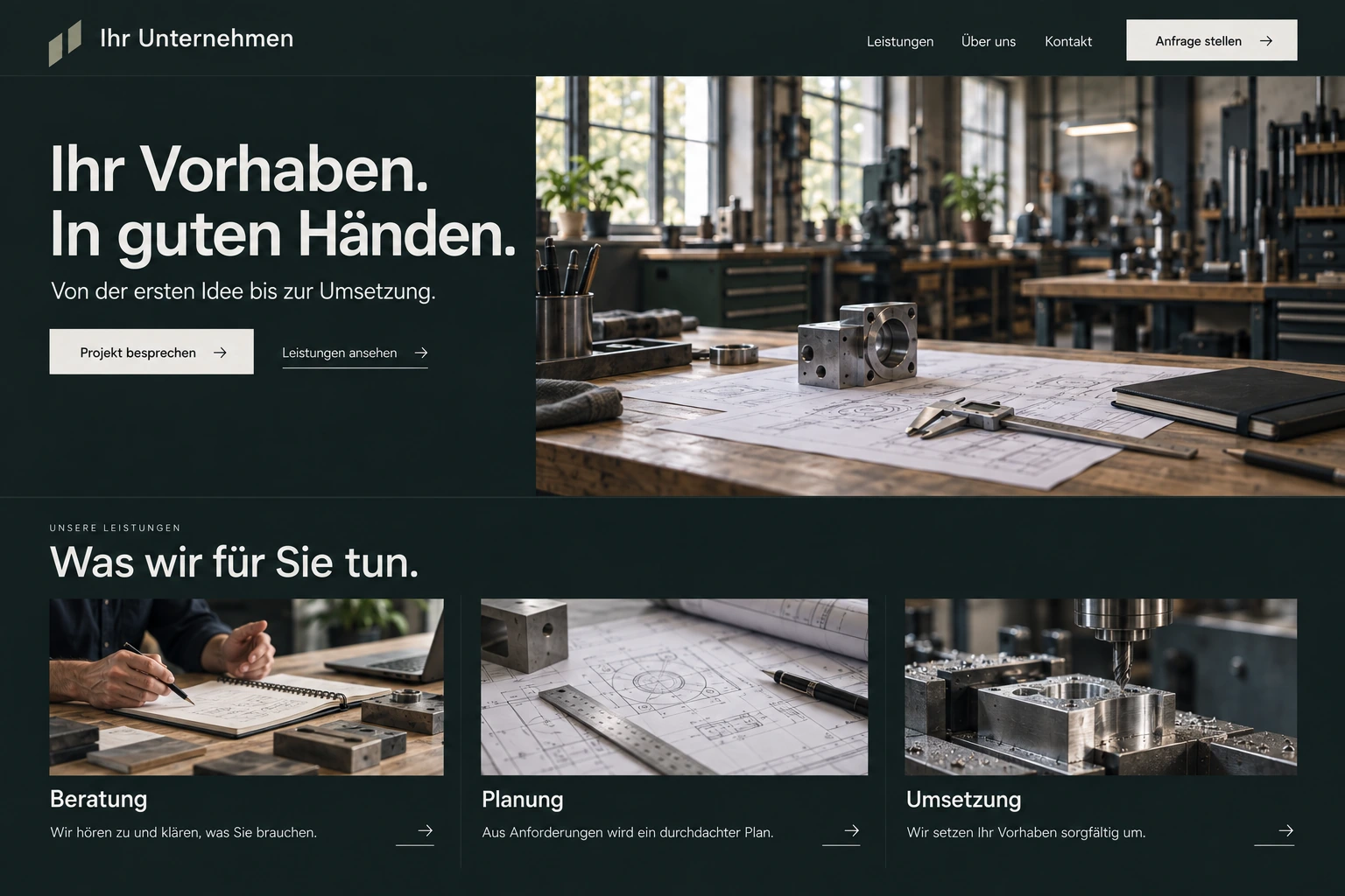 Werkbank mit technischen Zeichnungen und Metallbauteilen, ohne Personen.